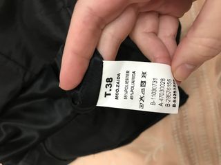 Vestido negro palabra de honor abullonado lazo