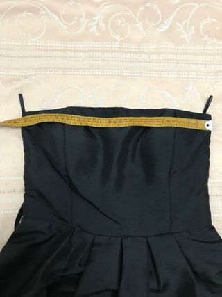 Vestido negro palabra de honor abullonado lazo