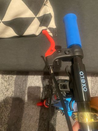 Patinete azul Decathlon para mayores de 8 años