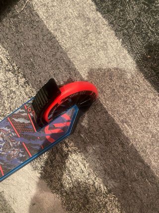 Patinete azul Decathlon para mayores de 8 años