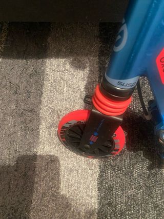 Patinete azul Decathlon para mayores de 8 años