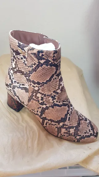 Botines de piel efecto serpiente a estrenar