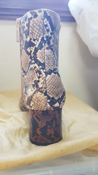 Botines de piel efecto serpiente a estrenar