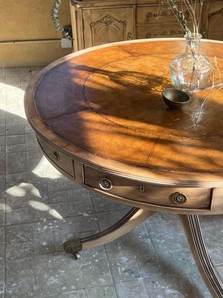 Mesa redonda de nogal y cuero