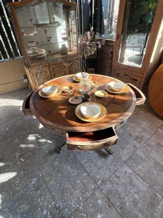 Mesa redonda de nogal y cuero