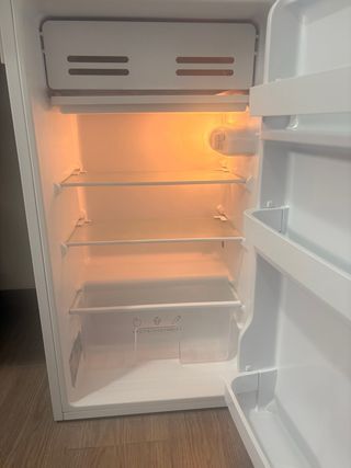 Nevera pequeña blanca