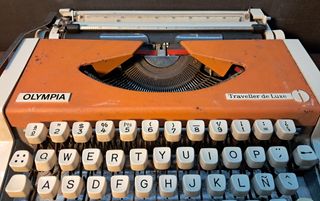MAQUINA ESCRIBIR OLYMPIA TRAVELLER