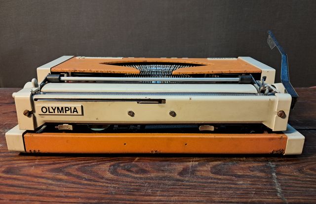 MAQUINA ESCRIBIR OLYMPIA TRAVELLER