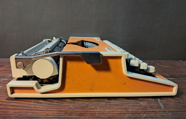 MAQUINA ESCRIBIR OLYMPIA TRAVELLER