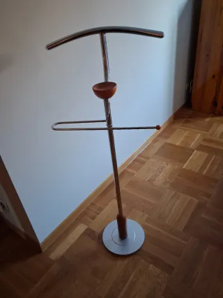 Galán de noche metal y madera