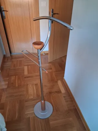 Galán de noche metal y madera