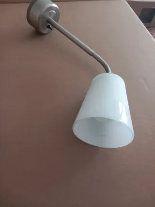 Lámpara de pared plateada y blanca