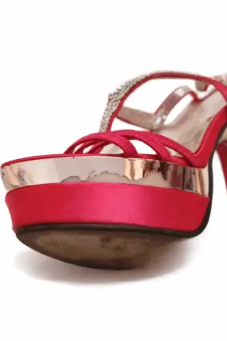 Tacchi gioiello ciclamino – eleganza che illumina