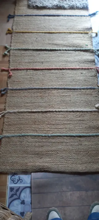 Alfombra de yute con detalles de colores