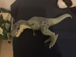 Dinosaurio de juguete con movimiento