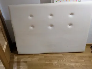 Cabecero de Polipiel Blanco con botones. Cama 150