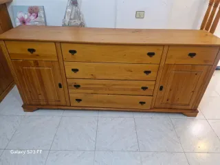 Mueble de madera con cajones y puertas