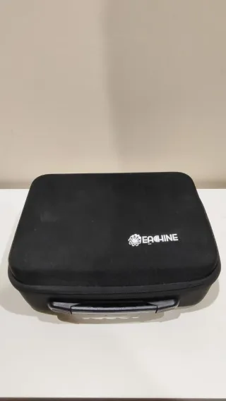 Maletín Drone Eachine con mando y 2 baterías.