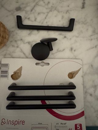 4 Tiradores negros y 2 pomos Inspire