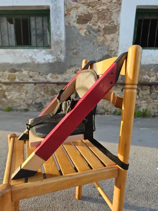 Trona de madera plegable HandySitt Stokke.