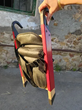 Trona de madera plegable HandySitt Stokke.