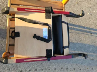 Trona de madera plegable HandySitt Stokke.