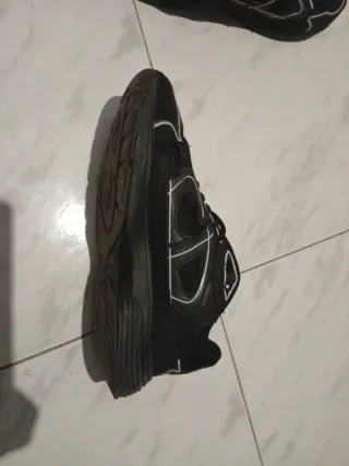 Zapatillas negras estilo moderno-muy buen estado