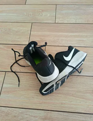 Scarpe Nike nere e bianche