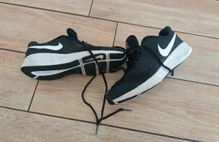 Scarpe Nike nere e bianche