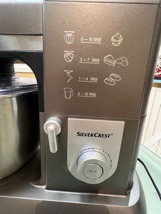 Amasadora Silvercrest color gris metalizado