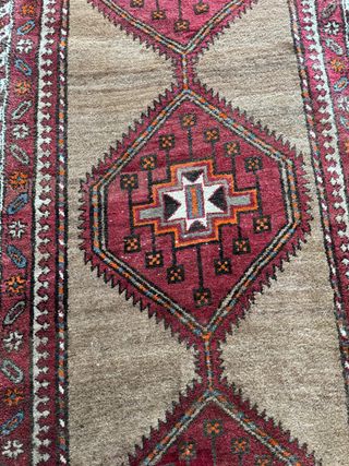 Alfombra de lana marrón y roja