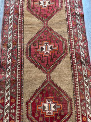 Alfombra de lana marrón y roja