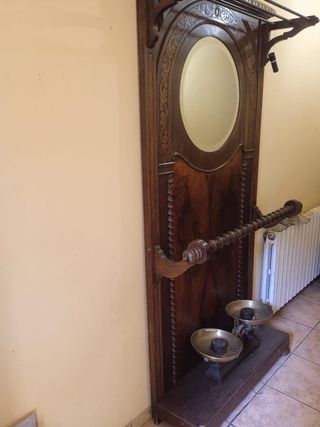 Mueble recibidor con espejo y báscula