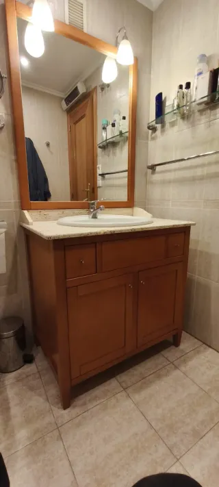 Mueble de baño con espejo, pila, mármol y mueb.aux