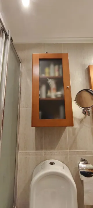 Mueble de baño con espejo, pila, mármol y mueb.aux