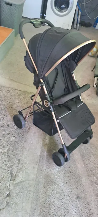 Silla de paseo negra y dorada