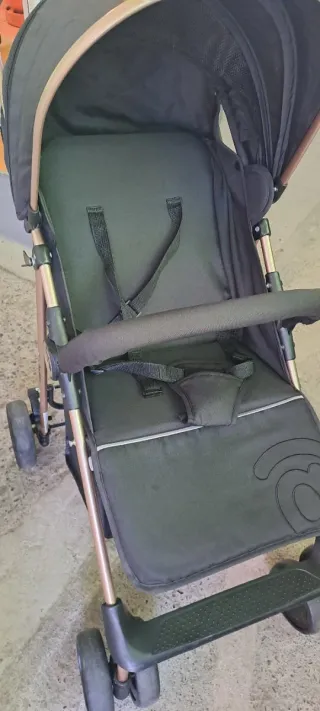 Silla de paseo negra y dorada