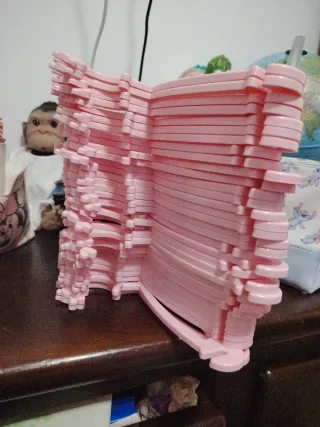 Perchas de plástico rosa (lote) de 35 unidades