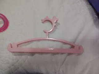 Perchas de plástico rosa (lote) de 35 unidades