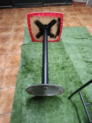 Mesa alta de jardín roja y negra