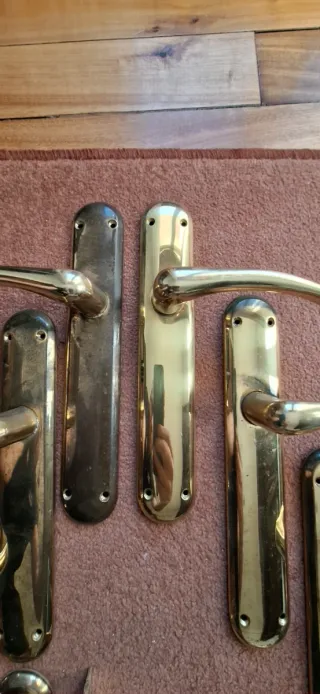 Manillas latón, picaporte , bisagras y cerraduras.