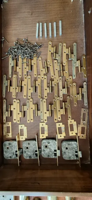 Manillas latón, picaporte , bisagras y cerraduras.