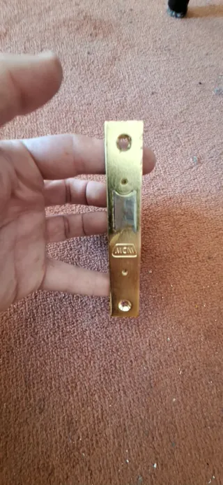 Manillas latón, picaporte , bisagras y cerraduras.