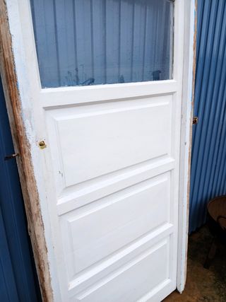 Puerta de madera maciza con cristal