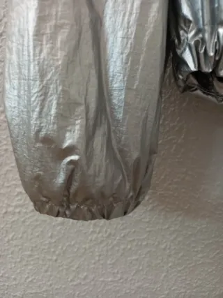 Cazadora plateada con capucha (corta vientos)