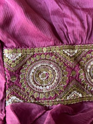 Vestido morado Káhyra con bordado y pedrería