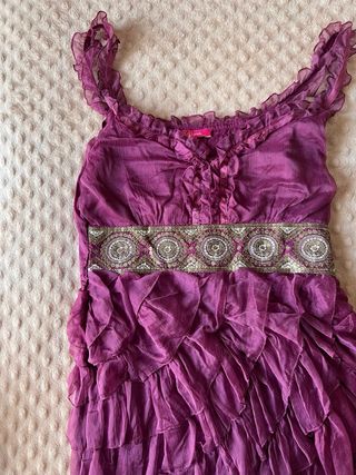 Vestido morado Káhyra con bordado y pedrería