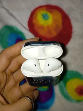 Auriculares inalámbricos blancos con dibujo
