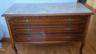 Cama rústica de madera con mesitas y cómoda