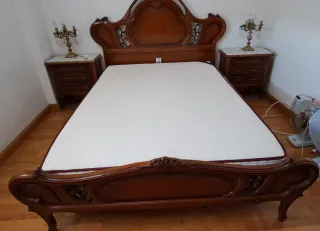 Cama rústica de madera con mesitas y cómoda